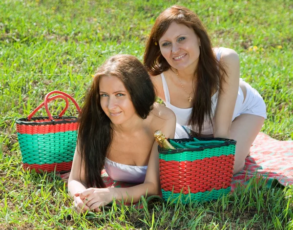 Mujeres relajante al aire libre en hierba — Foto de Stock