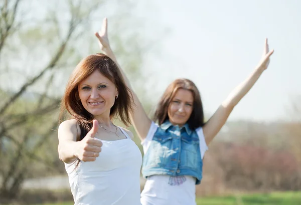 Glada kvinnor tillsammans — Stockfoto