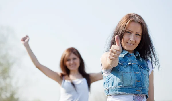 Dos mujeres felices —  Fotos de Stock