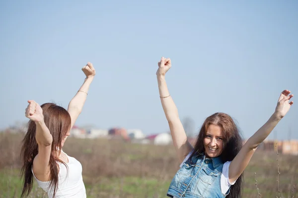 Två glada kvinnor — Stockfoto