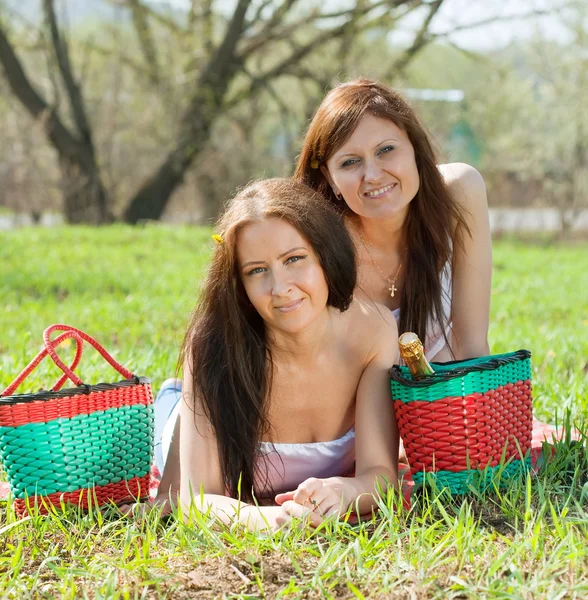 Girlfriends on grass park — Stock Photo, Image