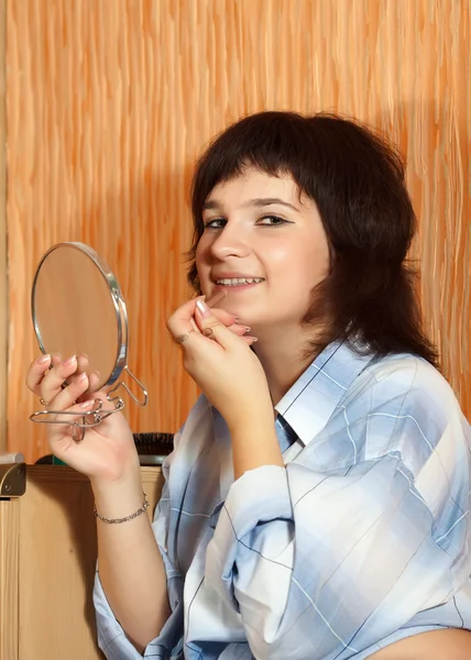 Meisje schildert lippen met potlood — Stockfoto