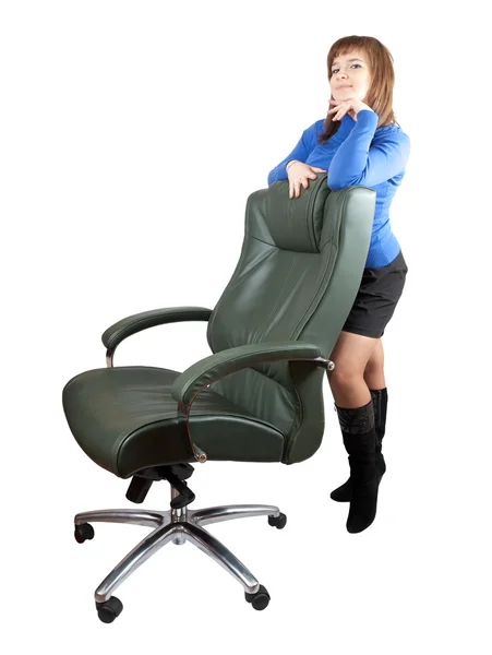 Vrouw staat in de buurt van luxe office leunstoel — Stockfoto