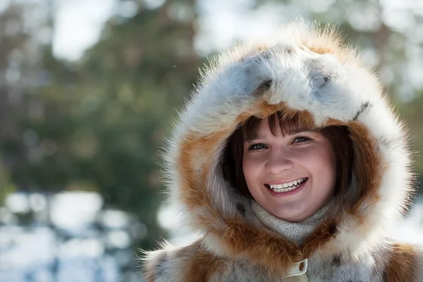 Mädchen im Pelzmantel im winterlichen Park — Stockfoto