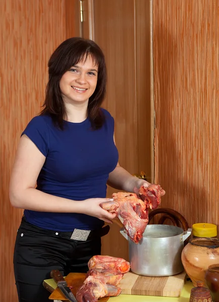 Mujer cocinando carne —  Fotos de Stock
