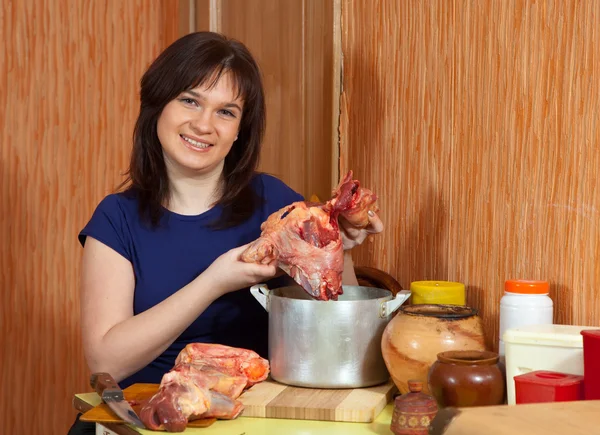 Mulher com carne crua — Fotografia de Stock