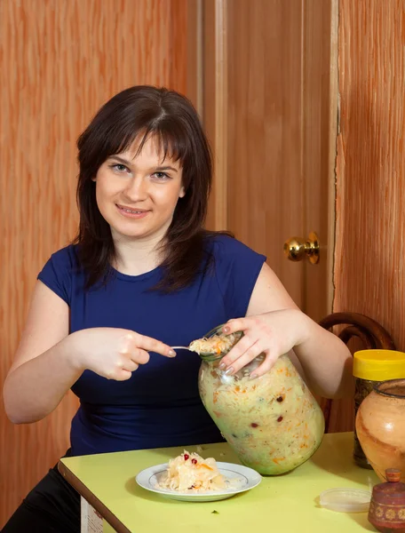 Woman with can of pickled cabbage — Zdjęcie stockowe