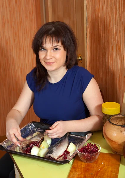 Frau bereitet Makrele mit Preiselbeeren zu — Stockfoto