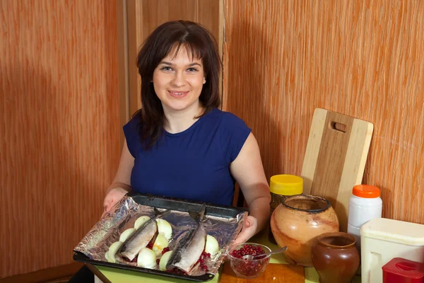 Donna che cucina scomber con mirtilli rossi — Foto Stock