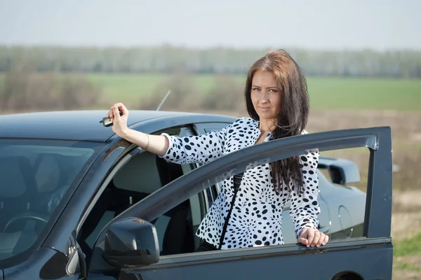 Kobieta się w samochodzie — Zdjęcie stockowe