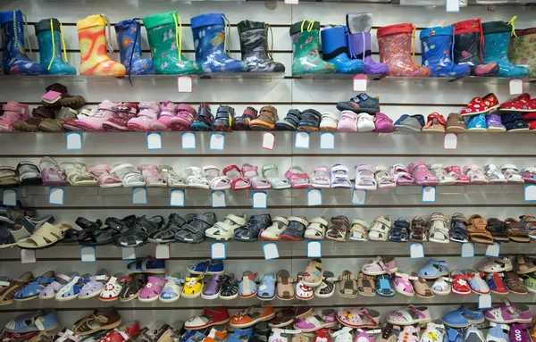 Contatore con scarpe bambino — Foto Stock