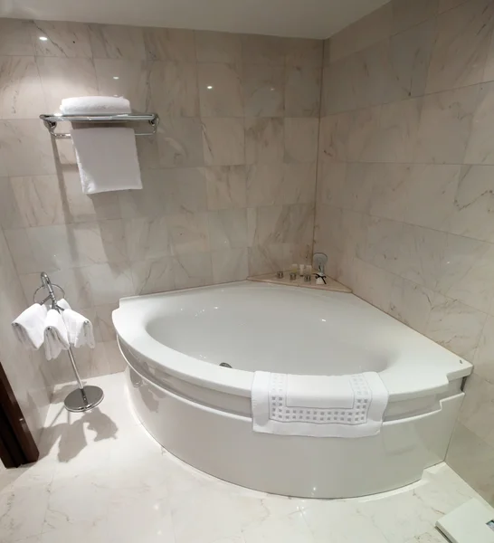 Badkamer met hoekbad — Stockfoto