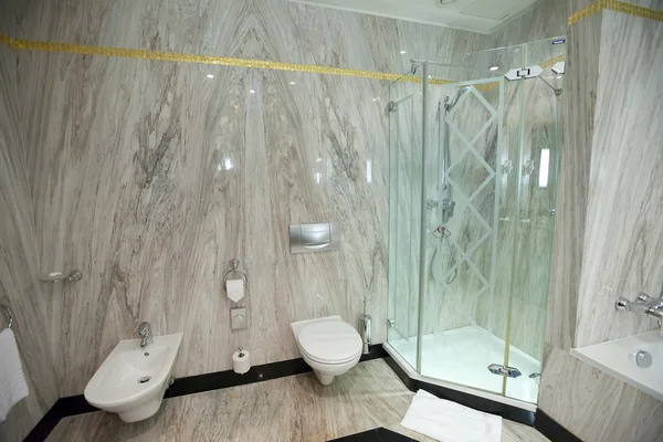 Ванна кімната з душовою кабіною — стокове фото