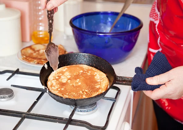 Cucini frittelle di cottura di mani — Foto Stock