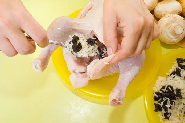 Primer plano del cocinero haciendo pollo relleno —  Fotos de Stock