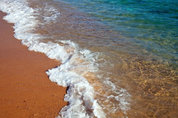 Onda de mar na praia de areia — Fotografia de Stock