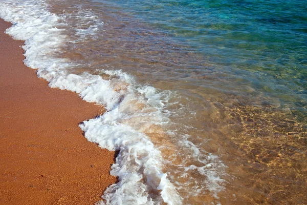 Θαλάσσιο κύμα/τσουνάμι στην αμμουδιά — Φωτογραφία Αρχείου