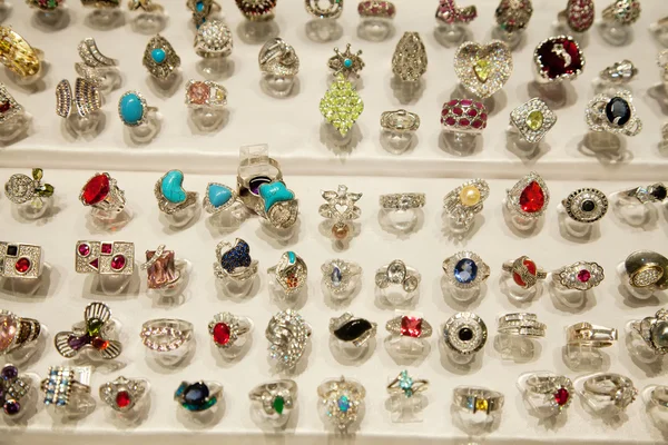 Ringen op sieraden teller — Stockfoto