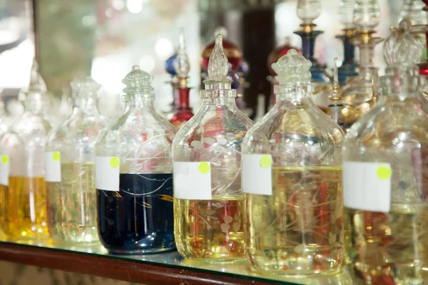 Пляшки з ефірними оліями — стокове фото