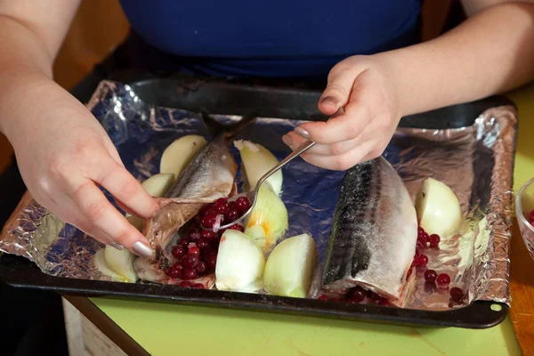 厨师制作鲭鱼与小红莓 — 图库照片