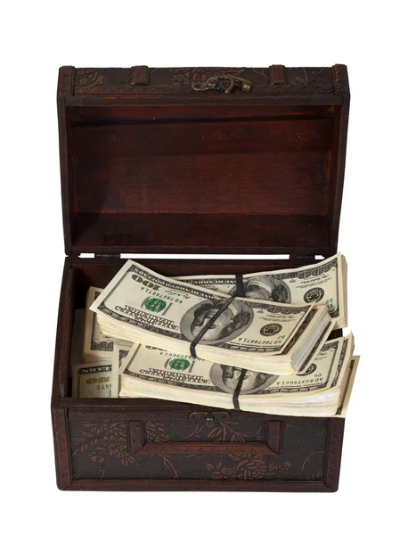 Notas de dólares americanos no baú do tesouro. Isolado em branco — Fotografia de Stock