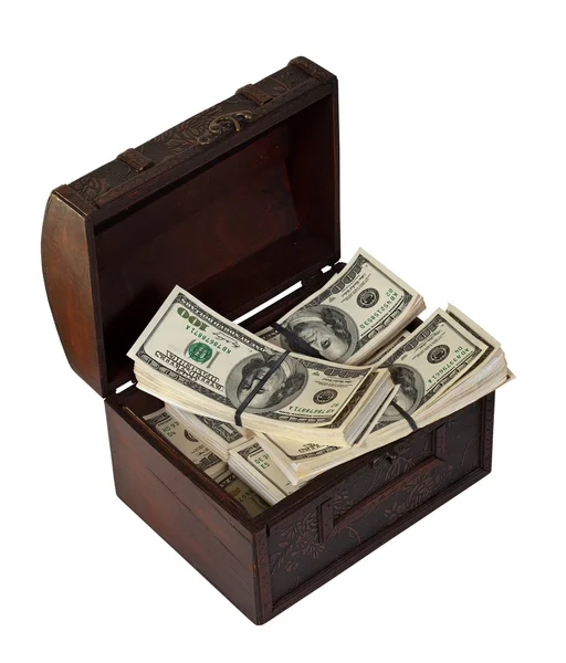 Notas de dólares americanos no baú do tesouro. Isolado em branco — Fotografia de Stock