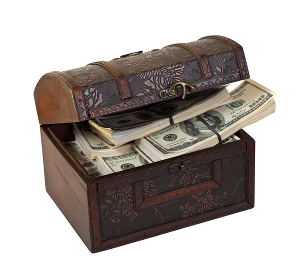 Банкноты в сундуке с сокровищами. Изолированные на белом — стоковое фото