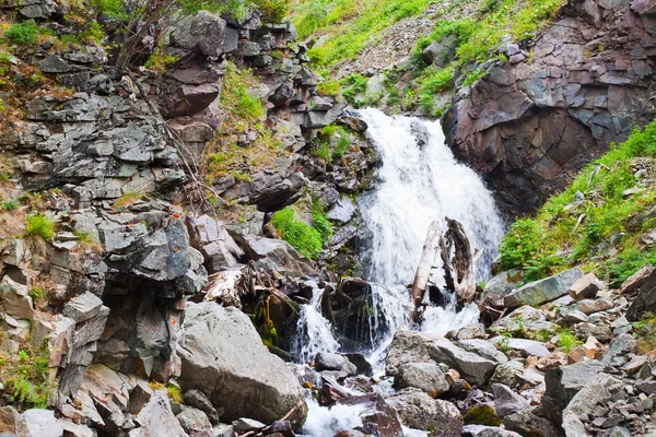 Vodopád ve skalnatých horách — Stock fotografie