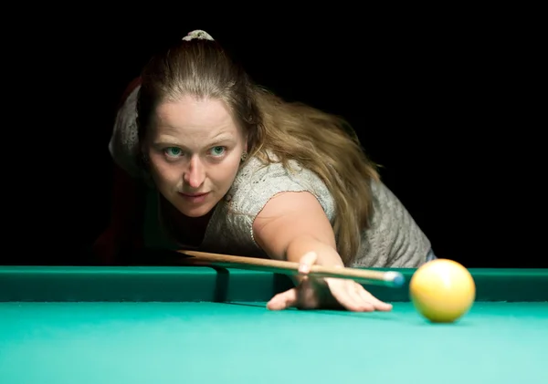Woman aiming for billiard table — Stock Photo, Image