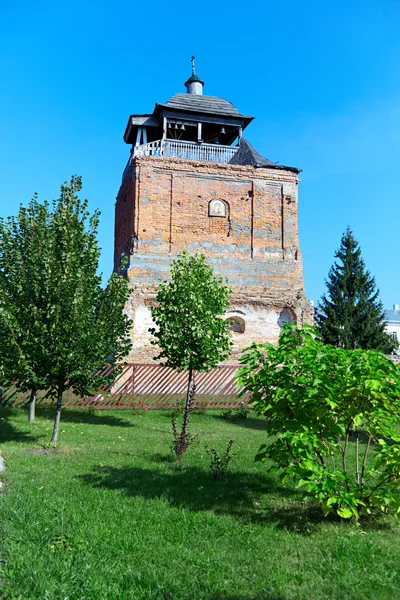Antigua torre de iglesia ortodoxa en un día de verano — Foto de Stock