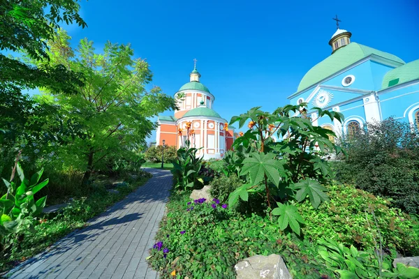 Стара православна церква в літній день — стокове фото