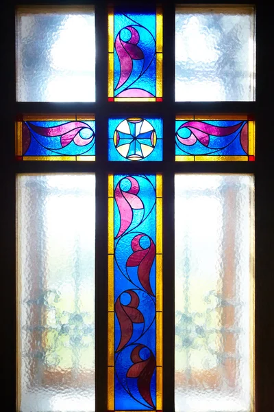 Katholieke kruis op het venster (gebrandschilderd glas) — Stockfoto