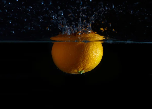 オレンジとスプラッシュ水します。 — ストック写真