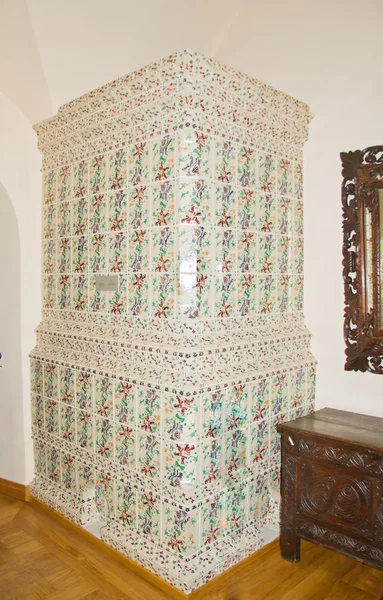 Antigua estufa con azulejos — Foto de Stock