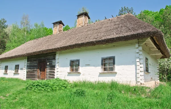 Ucraniano velho log hut — Fotografia de Stock