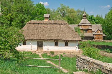 Ukraynalı eski günlük kulübe ve kilise