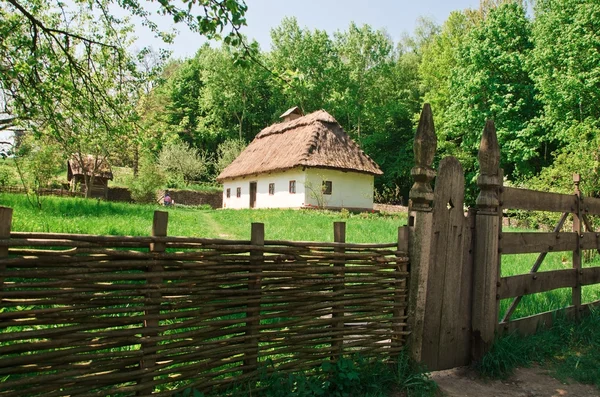 Antigua cabaña de madera ucraniana —  Fotos de Stock