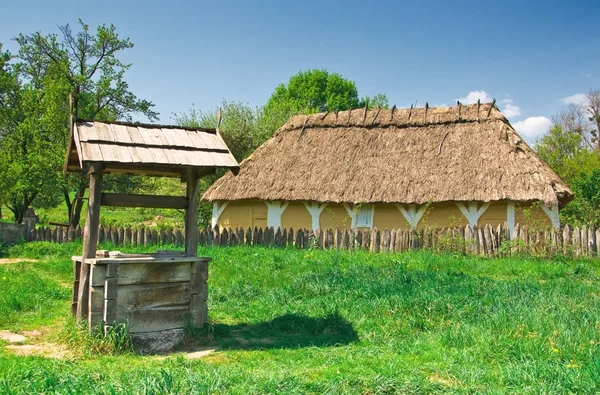 Ukrainische alte Blockhütte und Brunnen — Stockfoto