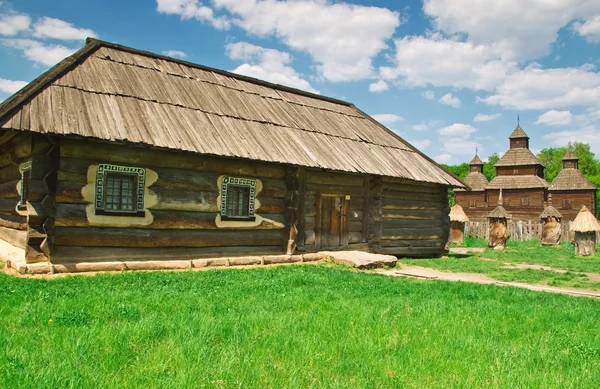 Ucraniano velho log hut — Fotografia de Stock