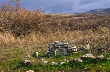 çimenlerin üzerinde piramit ve mistik daire