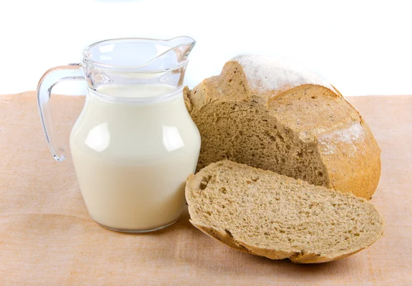 Хлеб и молоко в кувшине — стоковое фото