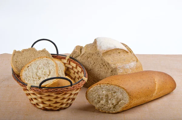 Baguete e pão na cesta — Fotografia de Stock