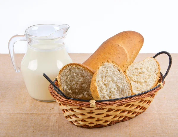 Leite e pão em cesto — Fotografia de Stock