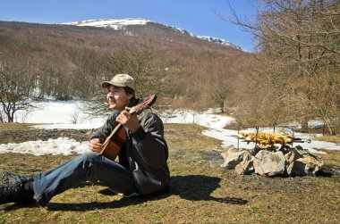 Piknik oynarken gitarist