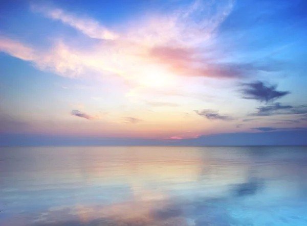 Havet och rock på solnedgången. — Stockfoto