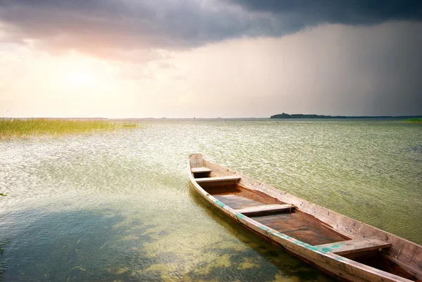 Barca solitaria sul lago — Foto Stock