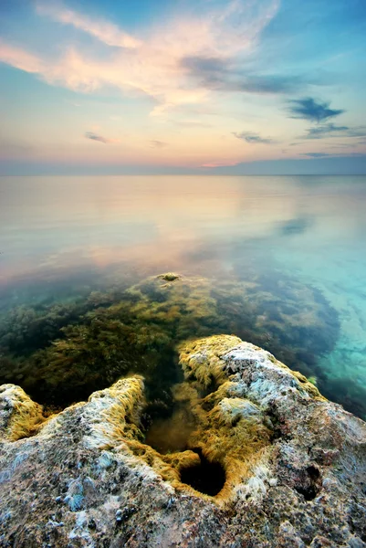 Mar y roca al atardecer . — Foto de Stock