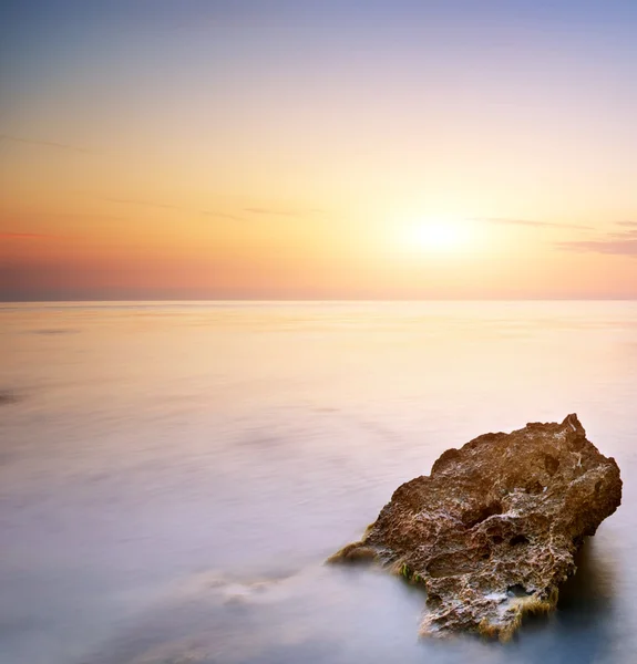Zee en rots op de zonsondergang — Stockfoto