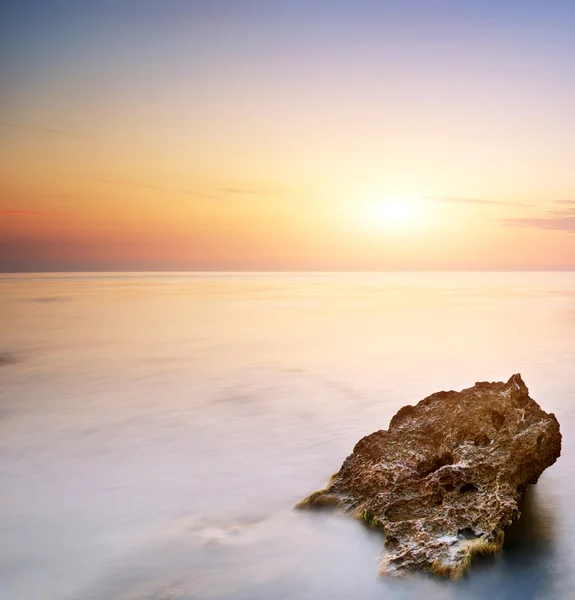 Mare e roccia al tramonto — Foto Stock