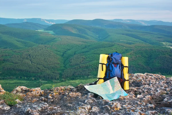 Mapa y mochila turística en las montañas —  Fotos de Stock